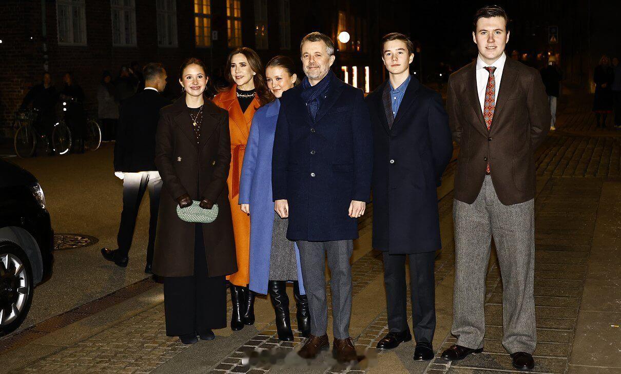 12.24 丹麦国王腓特烈十世一家参加平安夜弥撒，大冷天摄影师照片拍得七零八落也