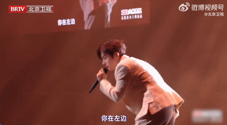 #魏哲鸣我们俩暖到我了# 魏哲鸣深情演唱《我们俩》，也就是循环看了一万遍的程度~
