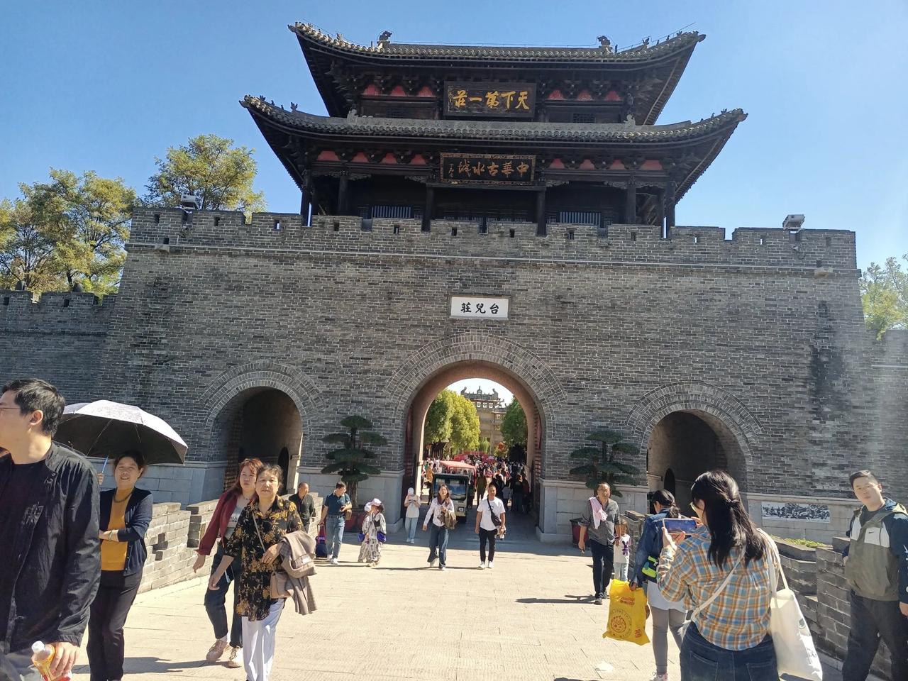 举国同庆华诞的日子里，台儿庄古城以“梦启台城，共庆华章”为主题，向来自四面八方的