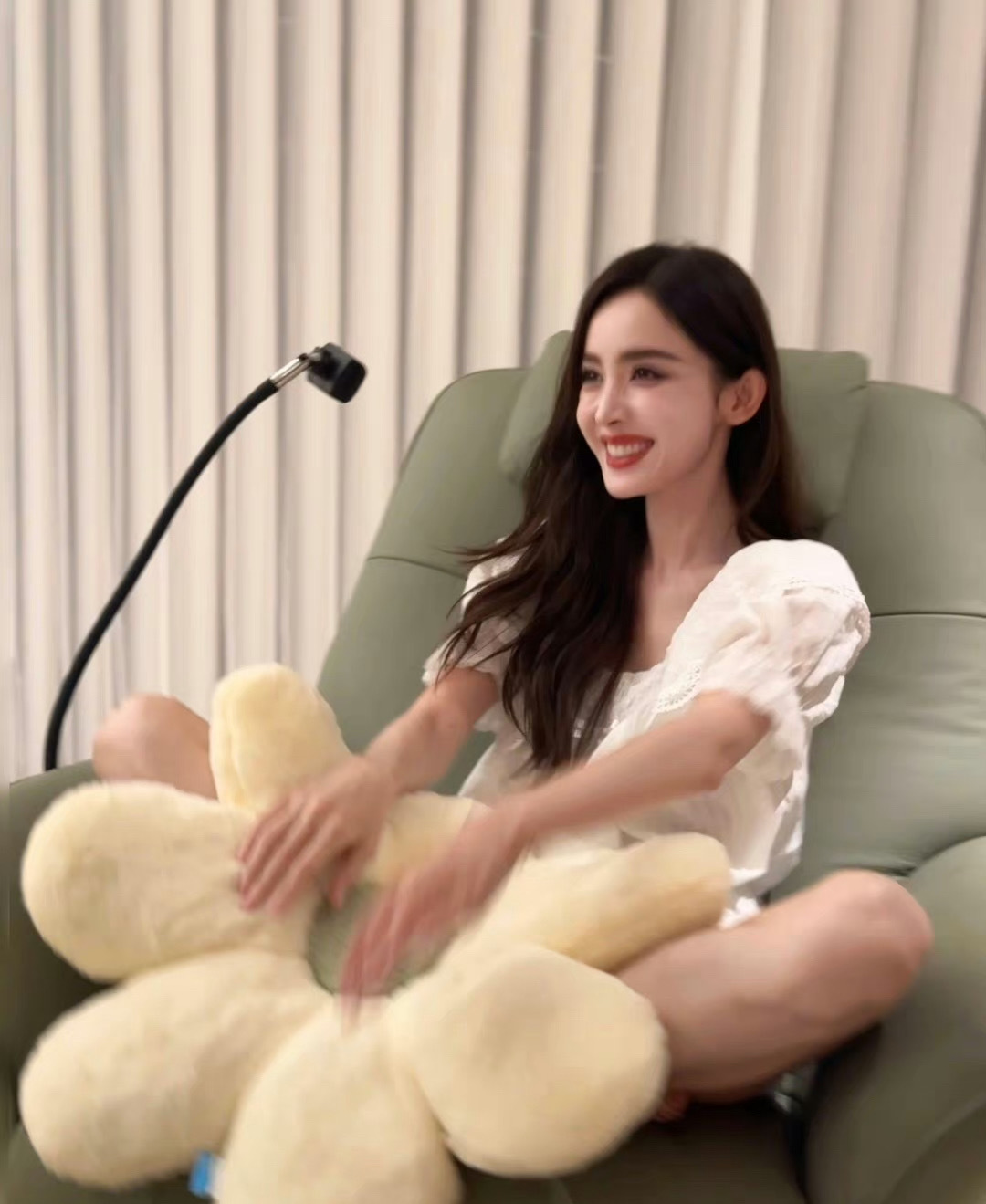 #娜扎睡衣照#周末是一个开心的日子，看见大美女就更让人开心了，娜扎的睡衣照是真的