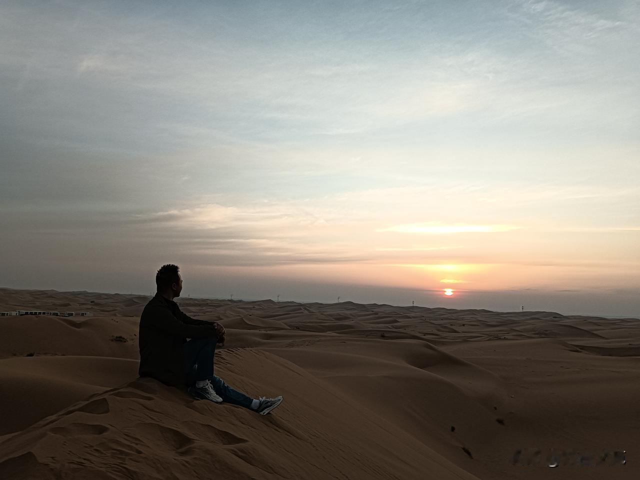 自述 

在古代，我应该是一名剑客
牵着马，在大漠边关游走

后来，成为贺兰山上