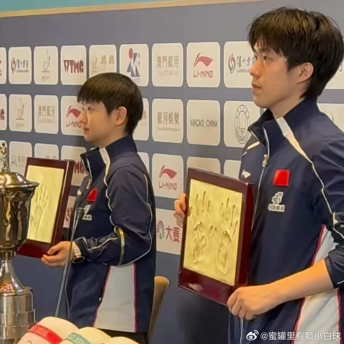 澳门媒体王楚钦孙颖莎称王封后新华社图片真好看！！称王封后！一起按手印拍照片🥰 