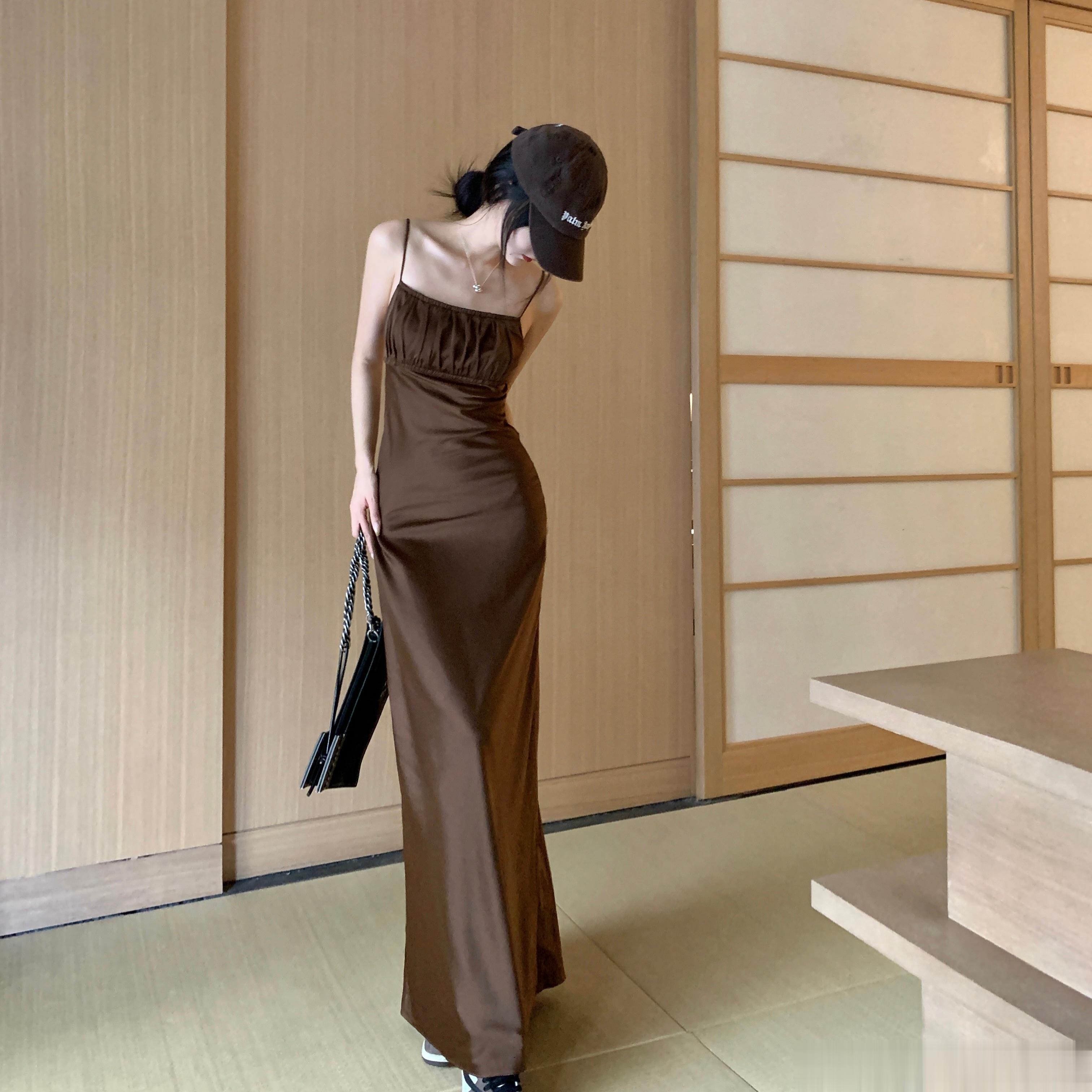 德芙裙纵享丝滑一眼就能被吸引的吊带长裙 是飘逸 丝滑 自然 洒脱的女孩面料垂坠感