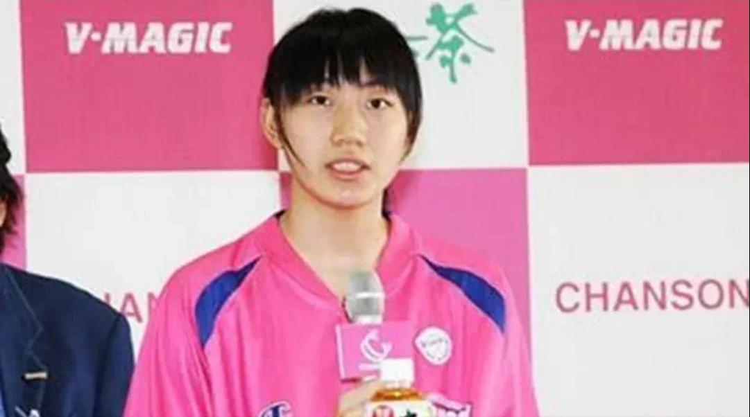 “我自愿加入日本籍，我要打败中国女篮！”这句话在社交媒体上引发了轩然大波，将李明