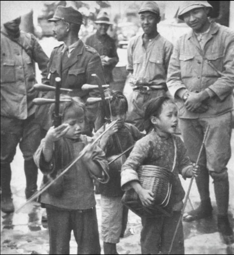 晒出那些老照片这个年龄段的孩子显然还不知道什么是害怕！