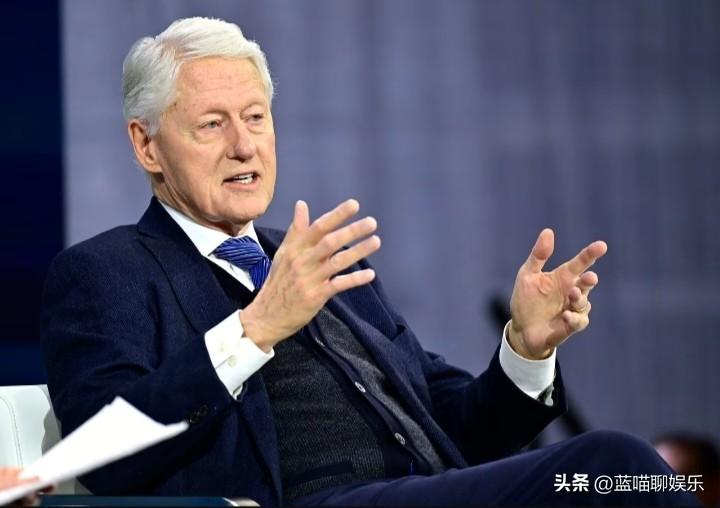 克林顿作证时透露川普与爱泼斯坦闹翻的原因。
在众议院监督委员会的调查问询中克林顿