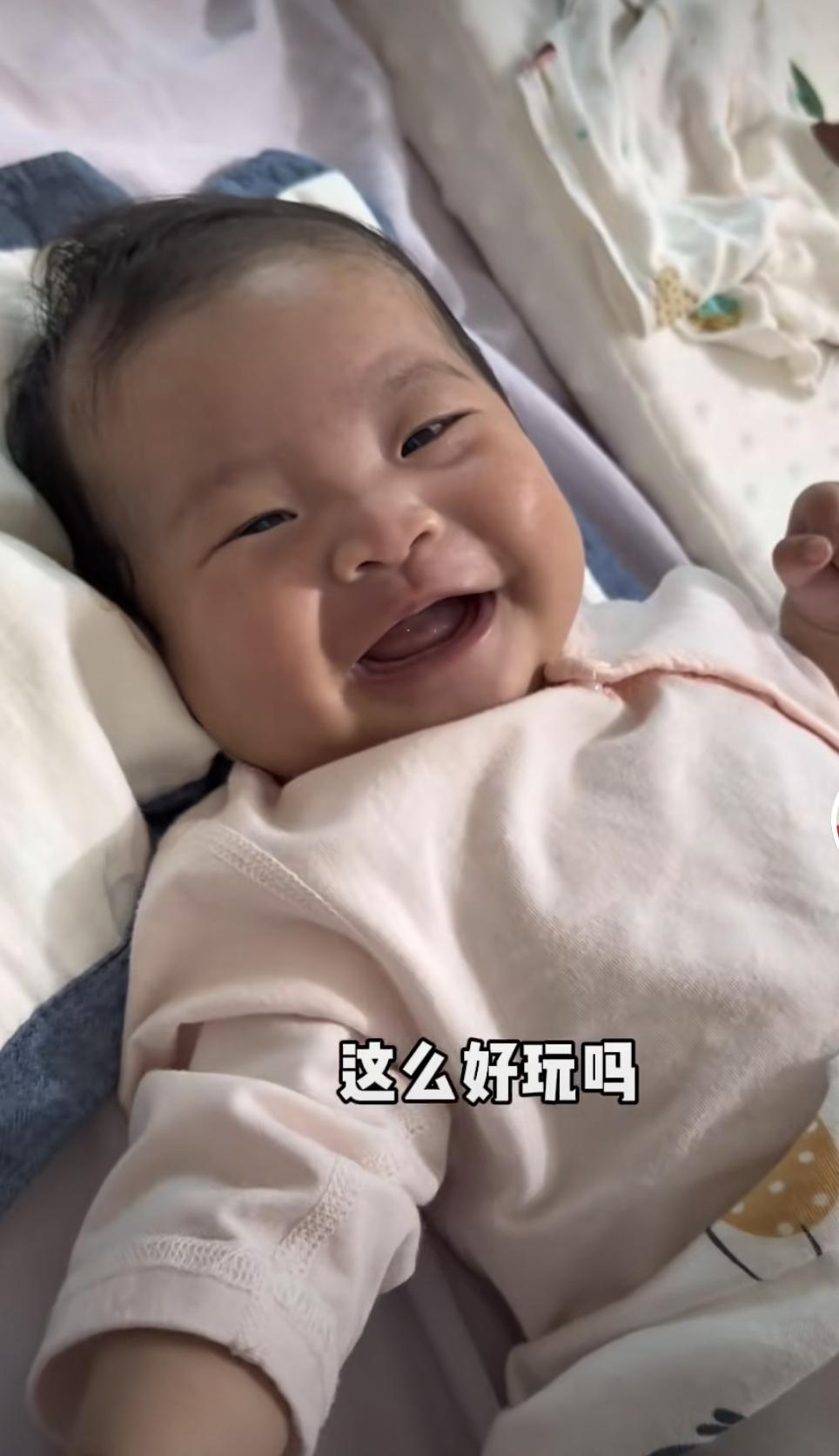 小芬和学长的女儿，皮姐长势喜人[呲牙]！我们广东人喜欢将男的宝宝叫弟弟，将女的小