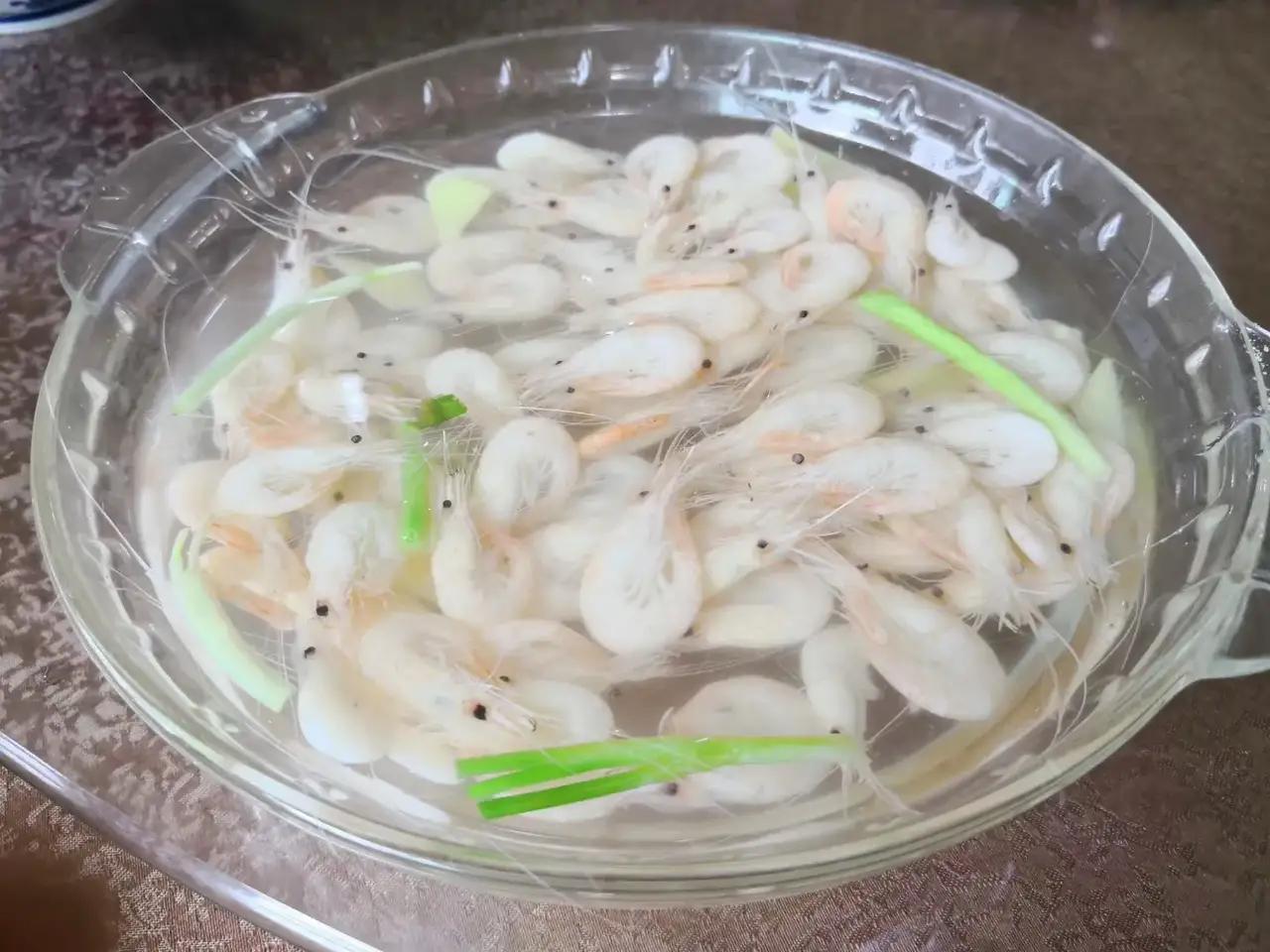 西湖很美，不必多说。西湖醋鱼早已闻名天下，老头儿油爆虾堪称一绝，臭豆腐更是可以跟