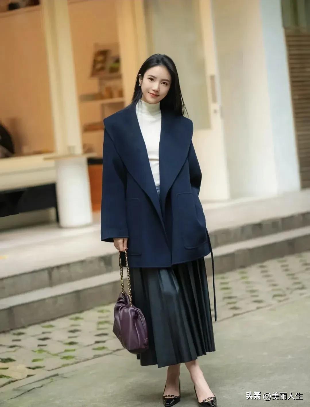 目光远了，浮云不遮望眼
目光短了，微尘也成高山
莫被一时风浪扰
万里星河自在人间