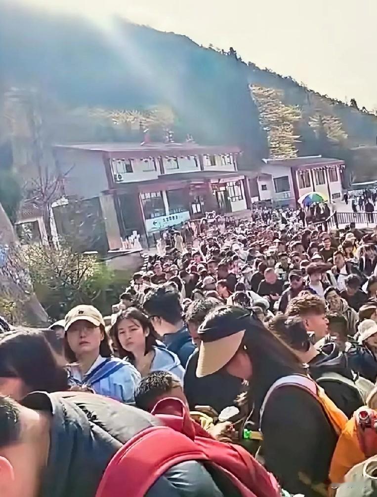 五一的天柱山，人潮如涌，却秩序井然。山道上人流密集却各行其道，无人推搡插队。索道