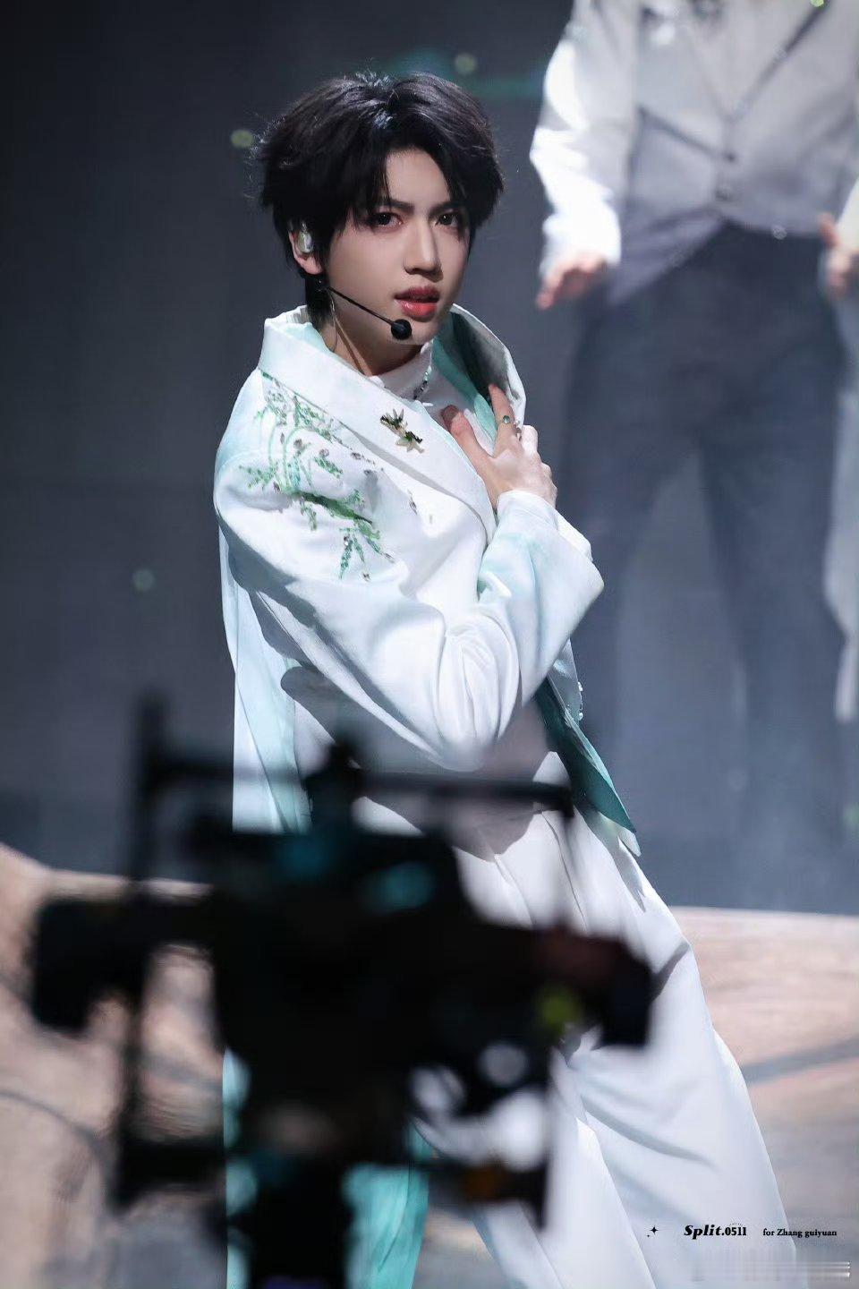 张桂源荣耀之战站姐出图古风舞台和现代舞舞台你pick哪个 