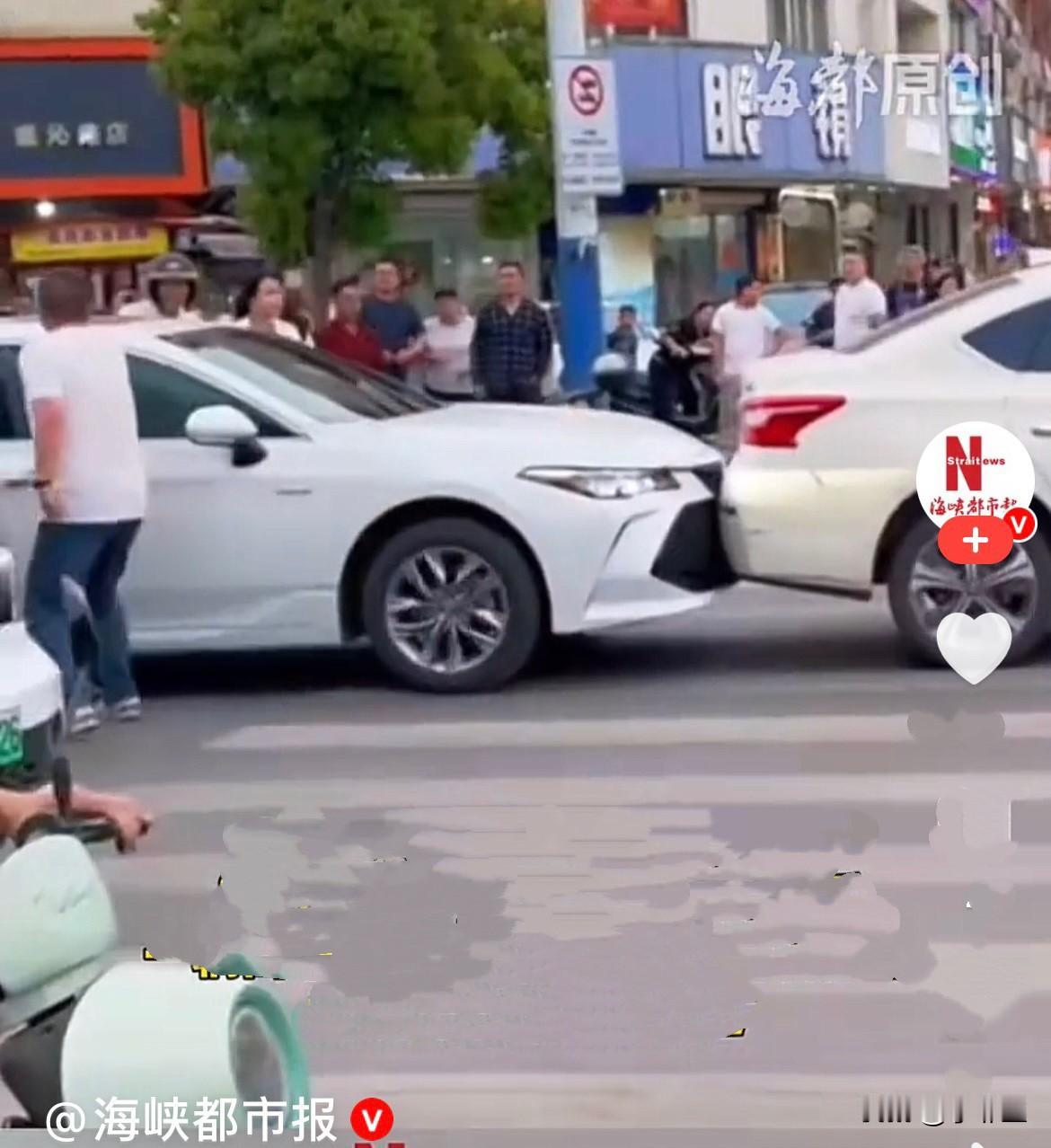 近日，江苏泰州靖江街头，下班高峰期，路口等红灯的一辆小车，突然
被后方车辆猛烈连