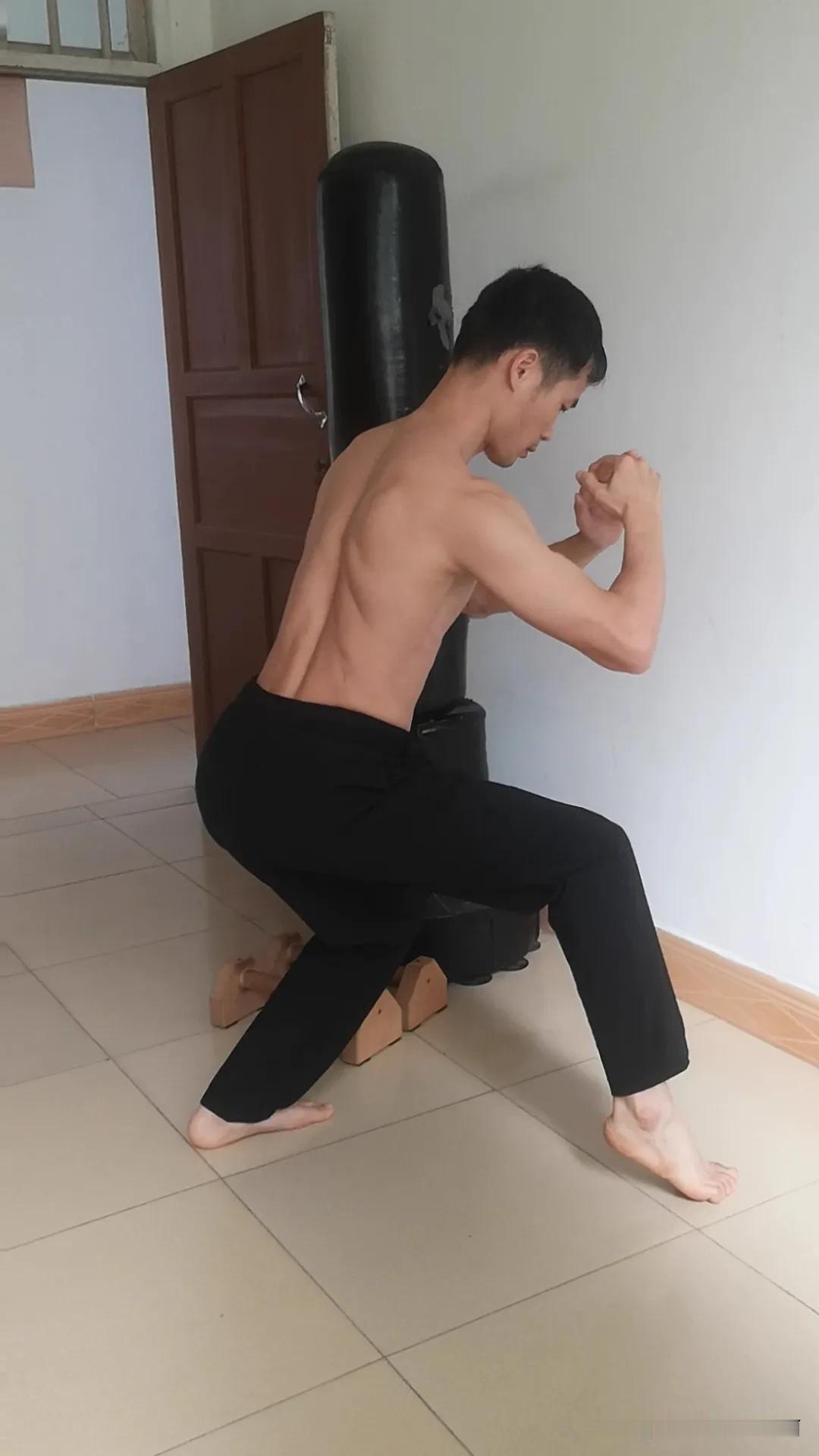 静态单踮脚蹲
每天坚持练习三分钟
让腿部肌肉越来越强，让臀部越来越结实，让你耐力
