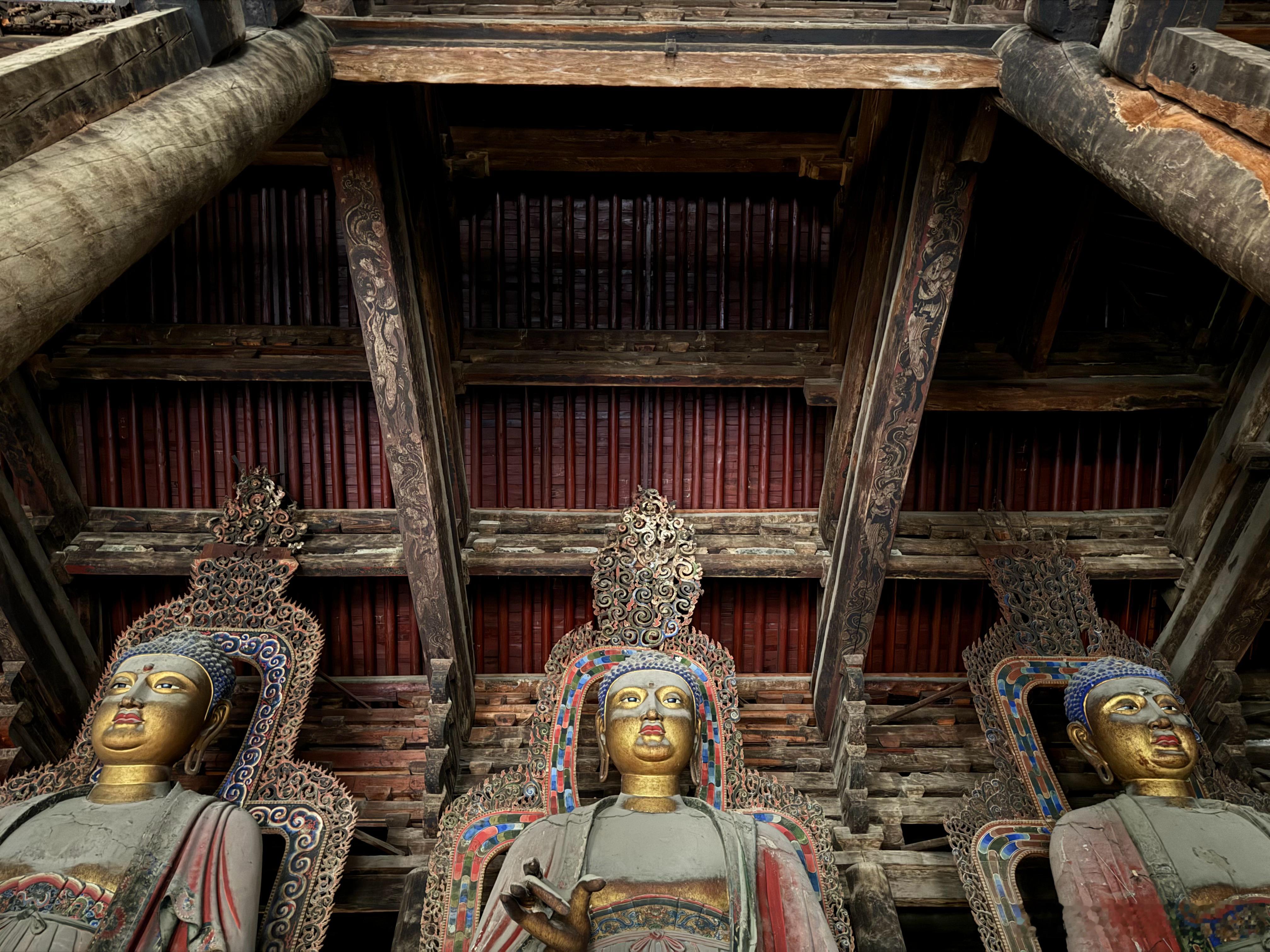 奉国寺大殿大佛头顶的六椽栿，后尾搭在了后金柱上的斗栱之上 ​​​
