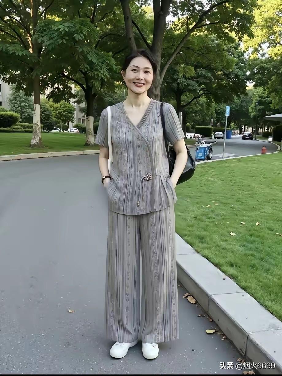 好年轻的婆婆，太会保养了，无论身材还是皮肤都堪称完美！
博主说这是生日当天，
儿