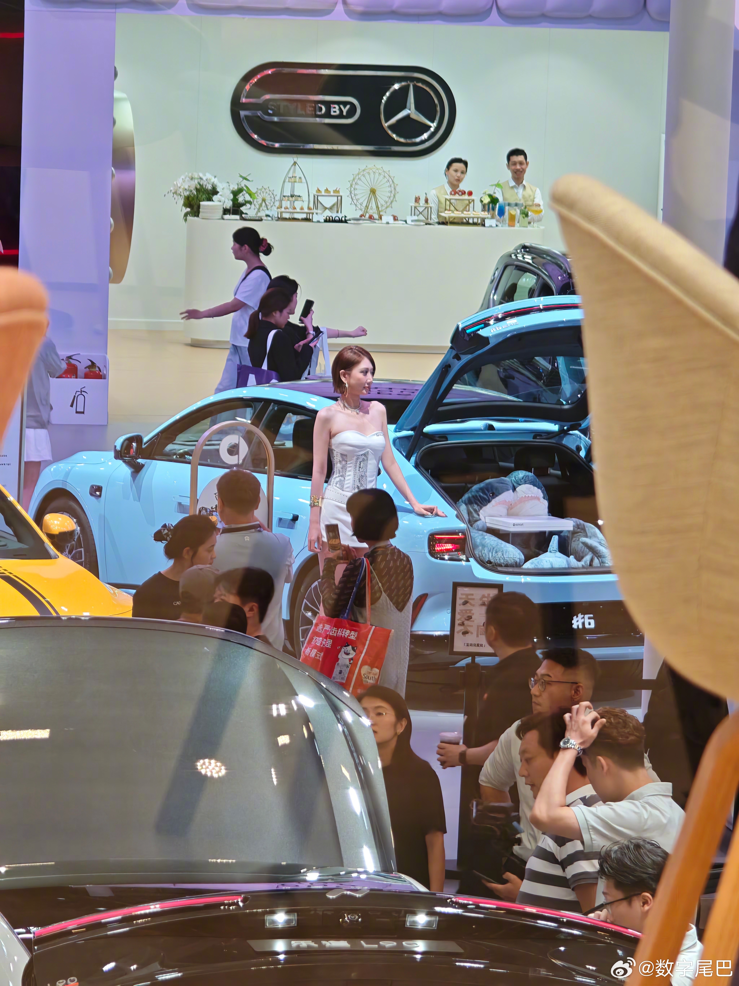 来奔驰 smart 展台啦，整个展馆的氛围明显精致不少，主要来看两个大小王。首先