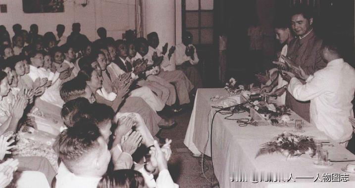 1962年10月，正在越南访问的全国人大代表团团员荣毅仁(主席台中)向越南工商界