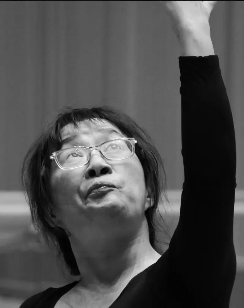 余秀华，她的人生好狂野

闲暇时，看小红书笔记，无意中翻到诗人余秀华发的最新的一