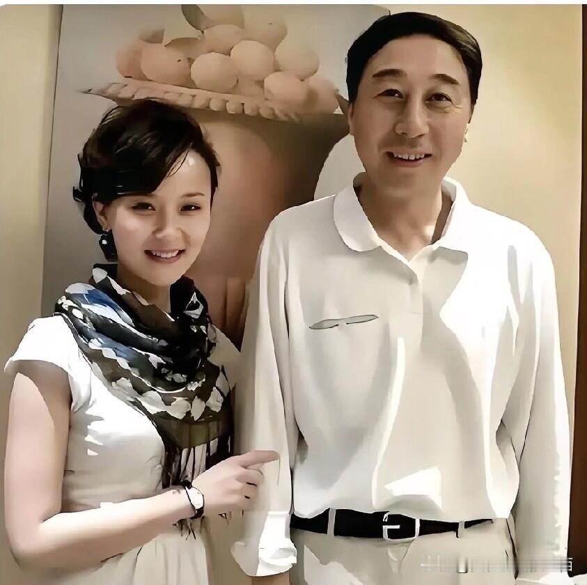 早年间两位明星的同框，右边穿白衬衣的是著名的相声男演员、小品表演艺术家冯巩先生，