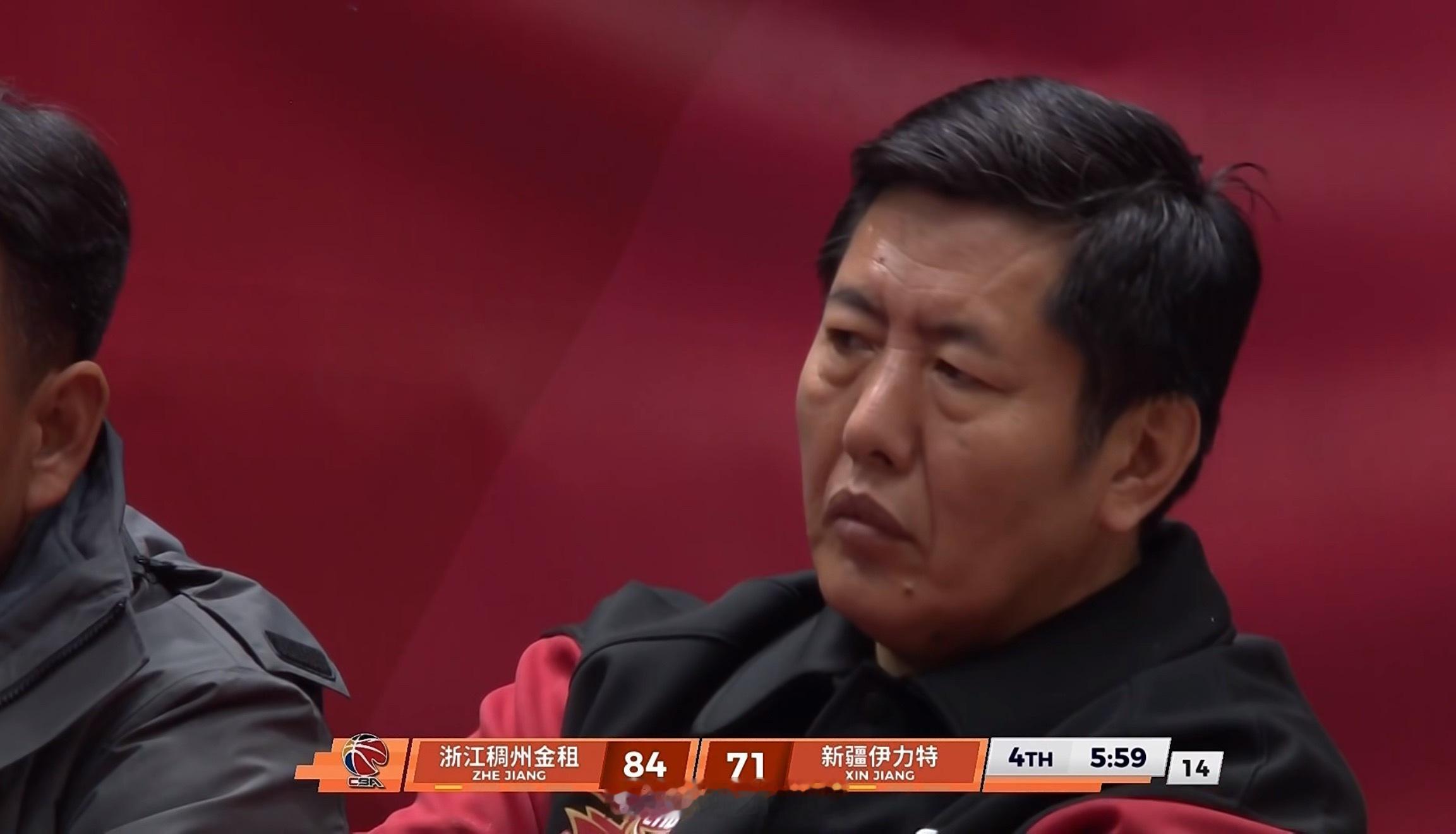 丁伟坐在场边看着浙江男篮赢球浙江男篮vs新疆男篮新疆男篮阿才说球CBA浙江稠州男