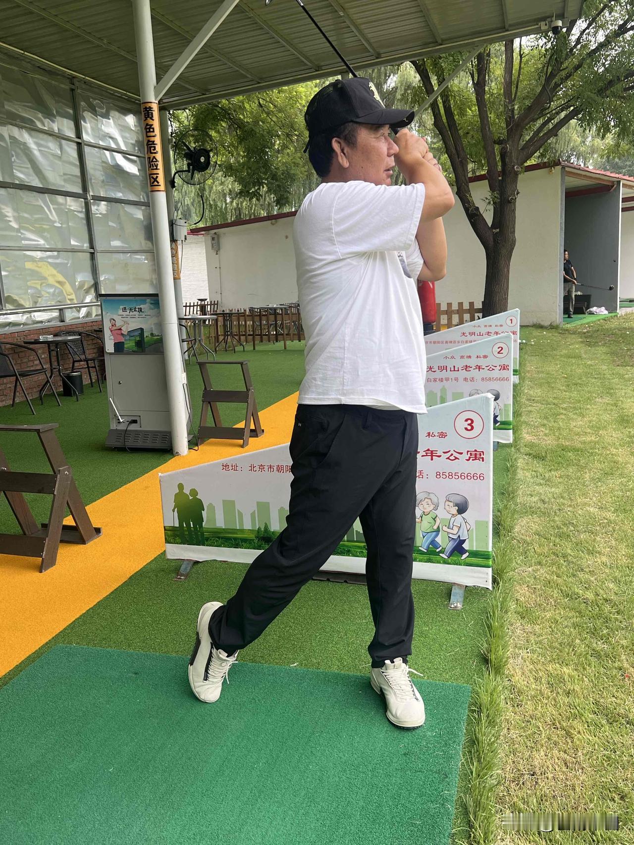 翰墨高球闲记
——郭赋林（釜麟）

半生与笔墨相伴，案头纸砚常换常新，横竖撇捺写