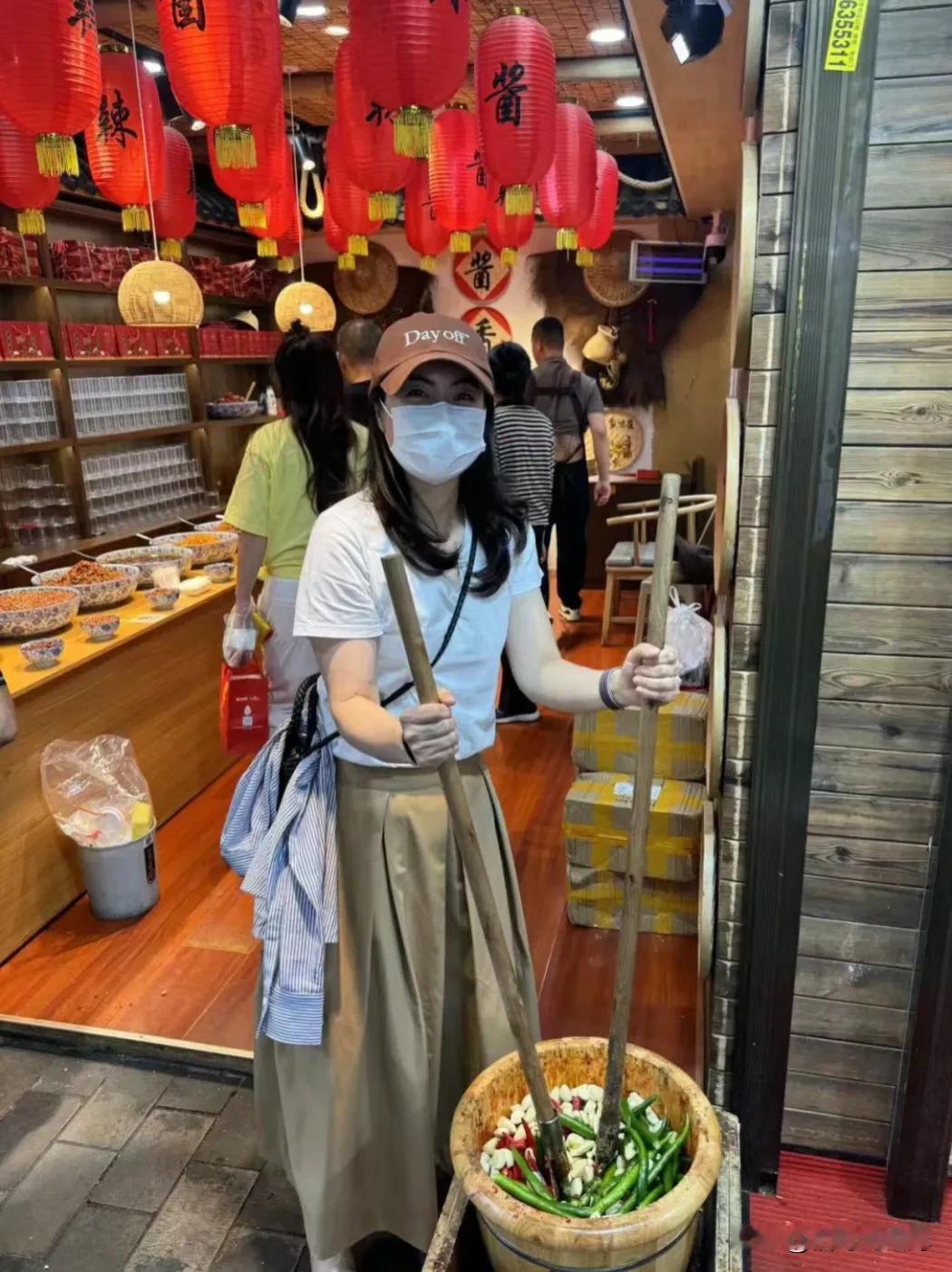 捣辣椒酱、穿汉服，郭晶晶西安游客照真的还挺平民的[大笑][大笑]现在我跟郭晶晶也