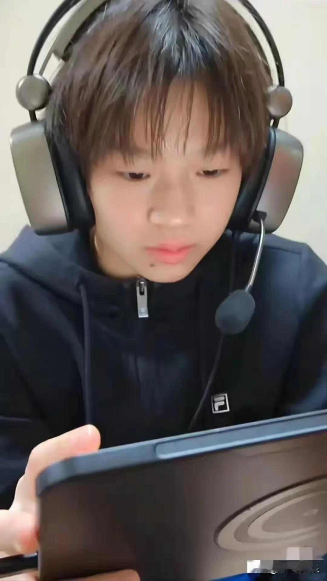 感觉全妹和我家孩子一样“口嫌体直”
嘴上说着不想学习，但一旦学习起来还是蛮投入认