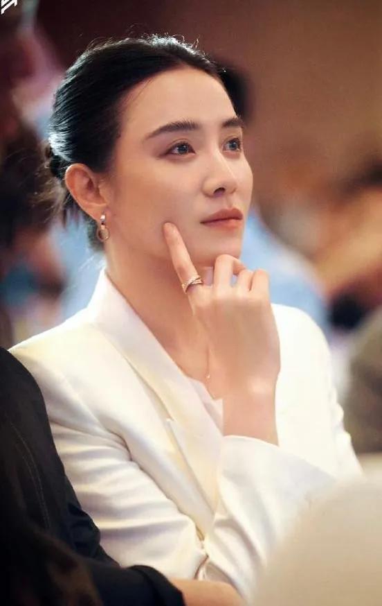 近距离看宋佳美丽大气，没有做坐的姿态。