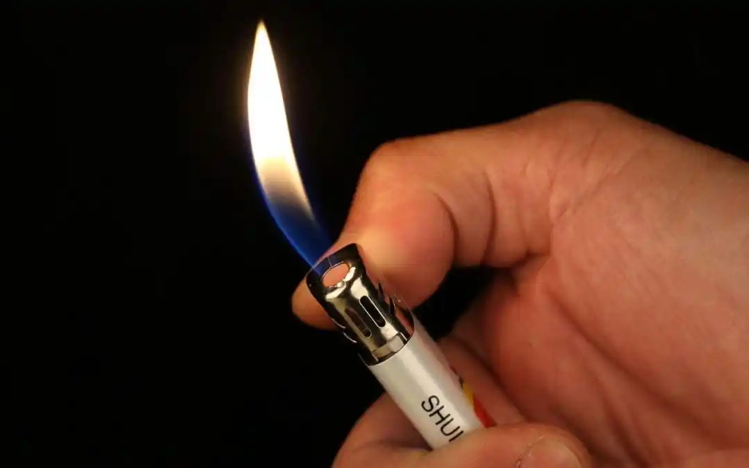 央视曝光有学生吸食火机气体成瘾小时候确实干过这种蠢事，但也是图个乐，成瘾是什么鬼