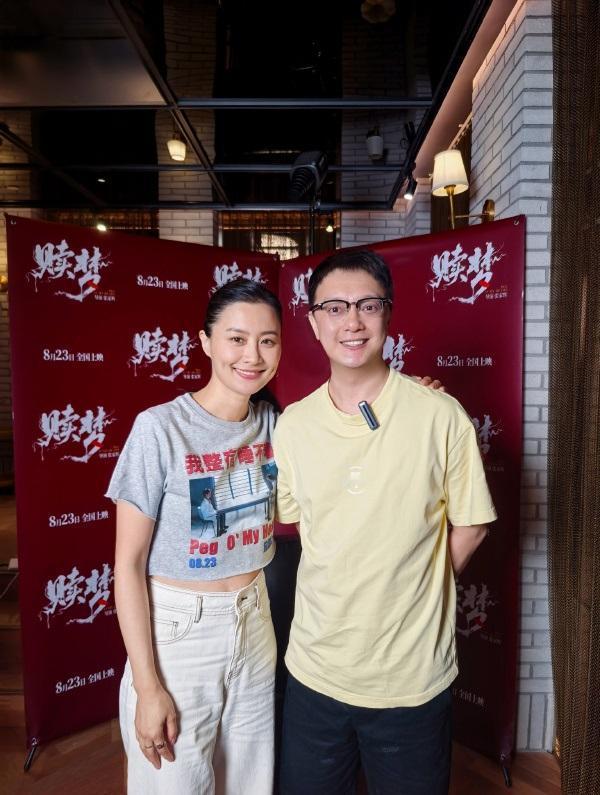 最近陈法拉和张家辉一起在广州宣传新片，两位站在一起很有兄妹范儿。

陈法拉上身穿