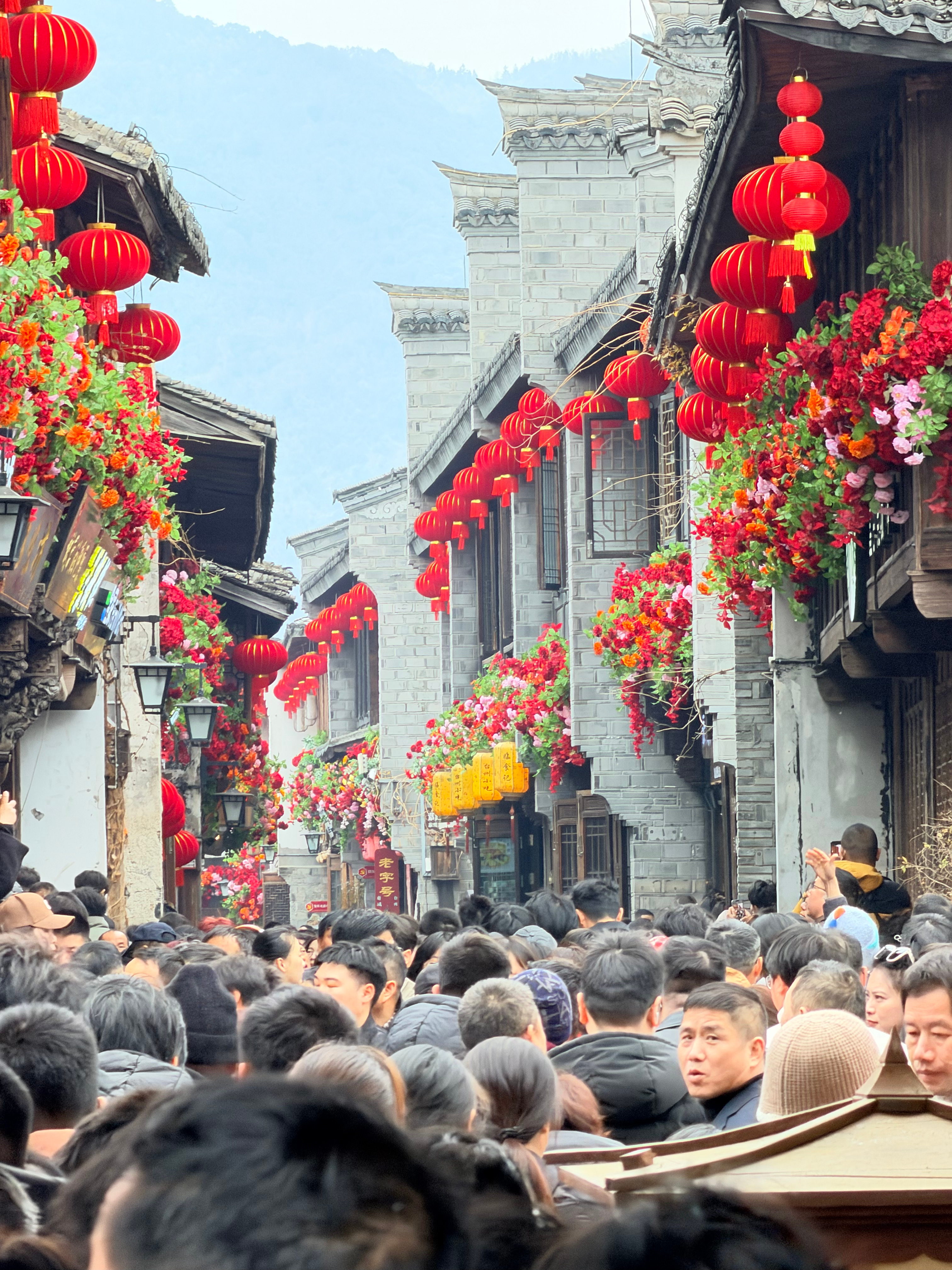 本来初一想在家里躺着，被老爸老妈硬是拉了出来看人头 此时我已经跟丢他们俩了