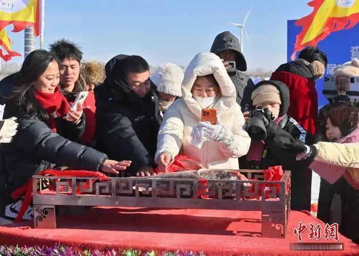 《169万一条鱼！查干湖“头鱼”天价成交，网友：这鱼吃了能长生不老》

零下20