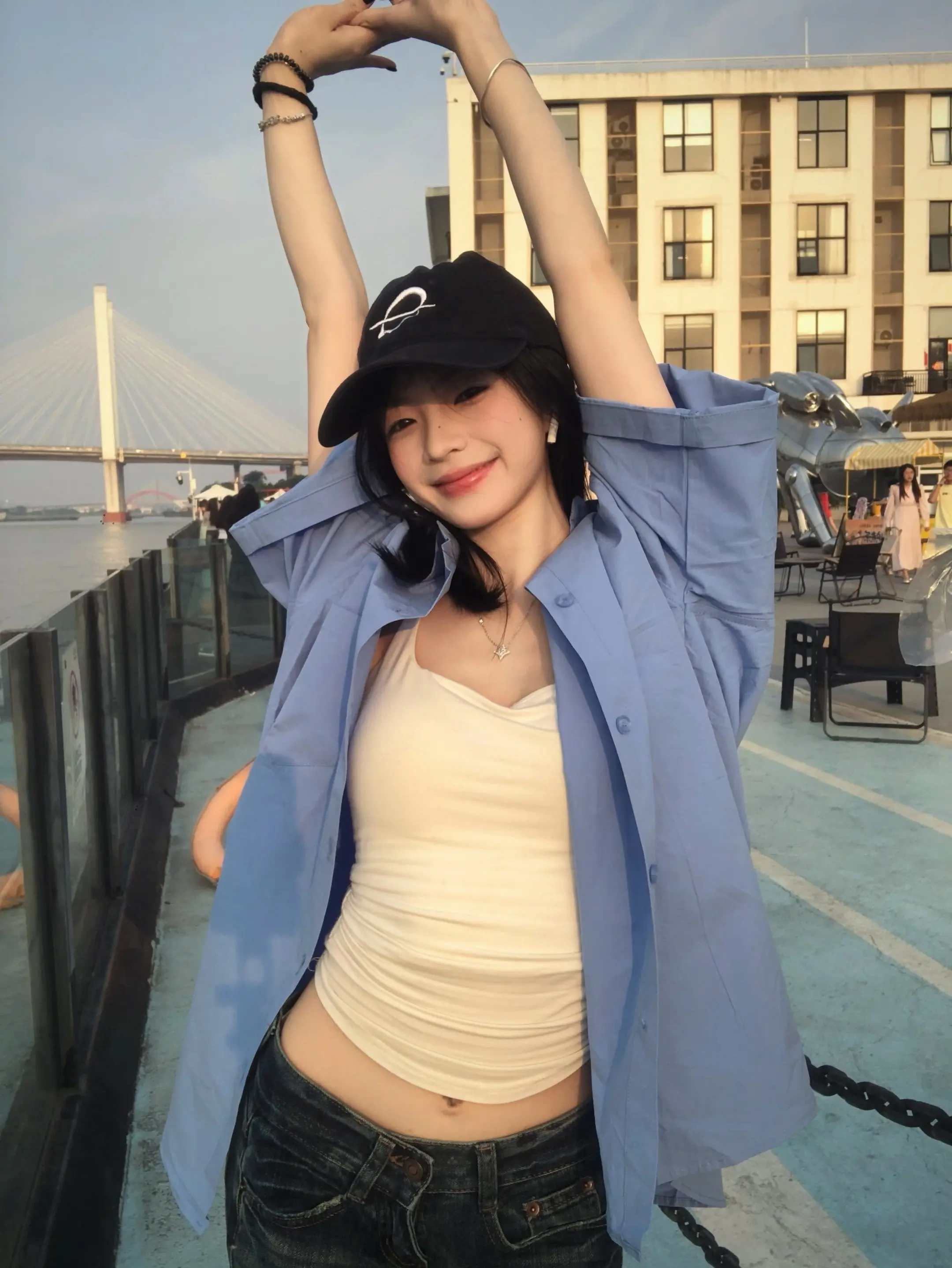 爱你 我爱得很透明 像是玻璃