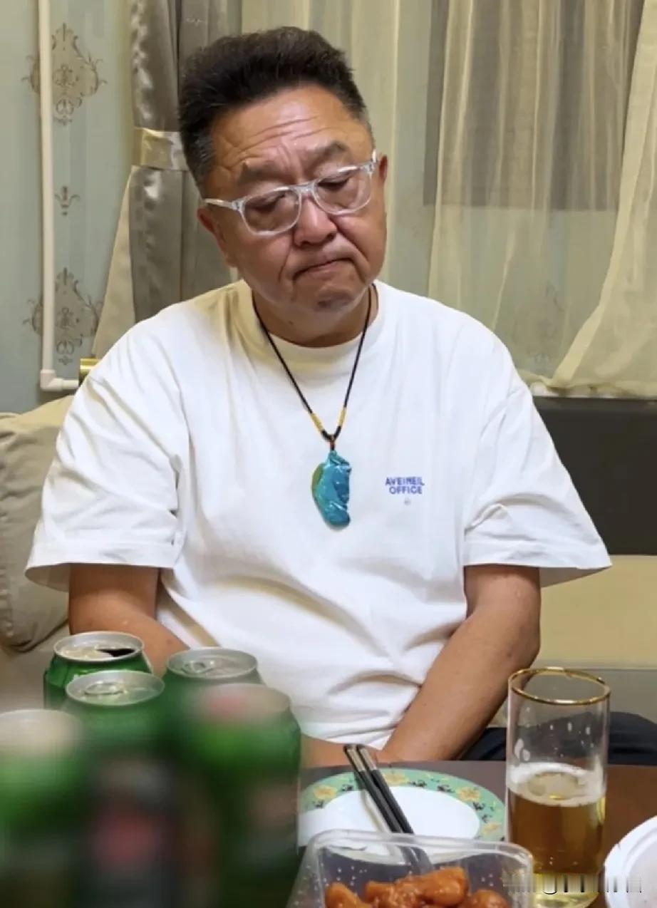 谦大爷伙食不错！喝高了继续喝！这是没喝足的表情啊！刚要共情，您这就乐开了花！一看