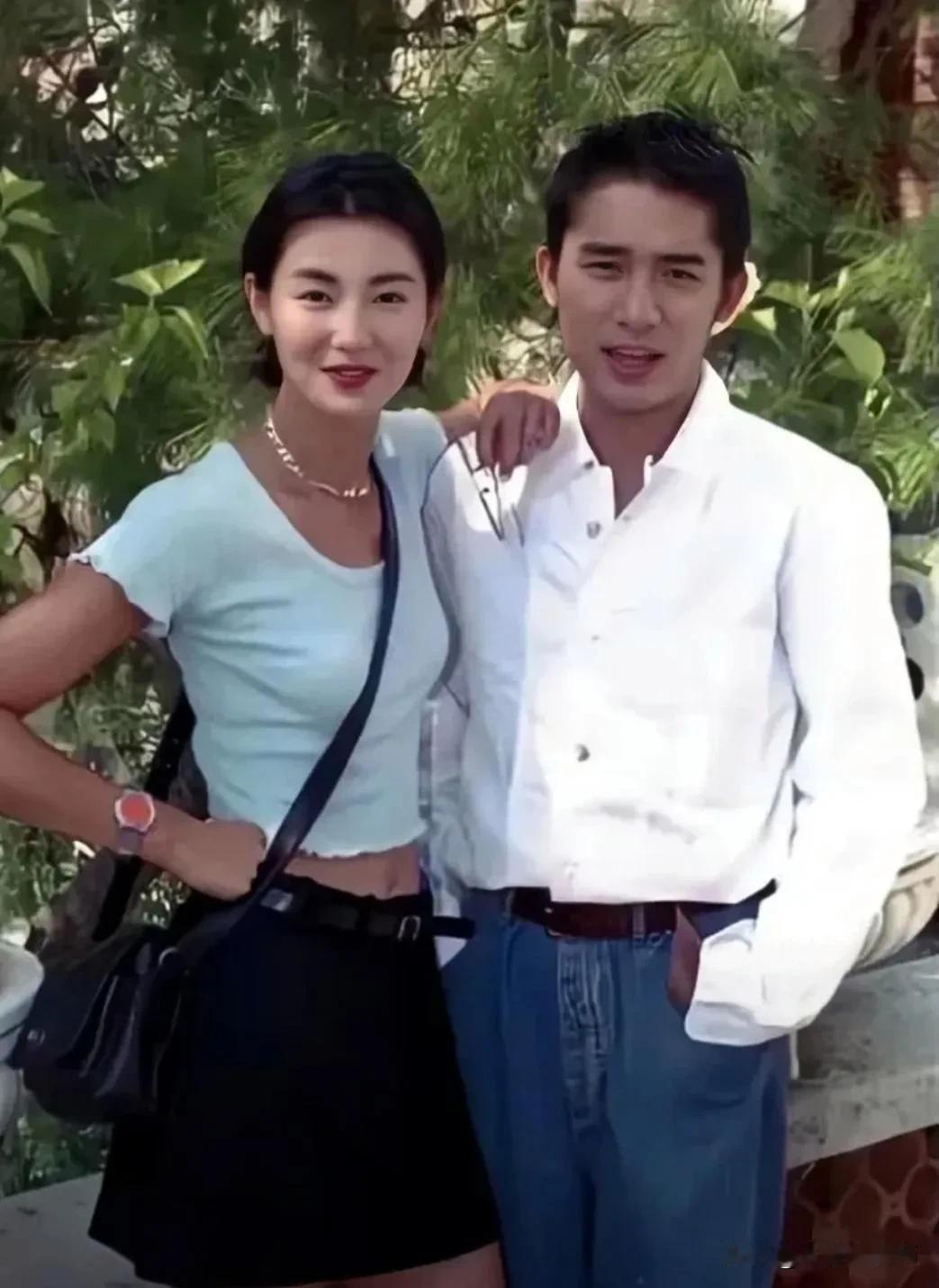 1995年的老照片，男生和女生看起来都很般配！张曼玉当时31岁，梁朝伟33岁，颜