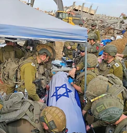 最后一名人质遗体被带回国内，内塔尼亚胡兑现了对以色列人民的承诺。

事情要从20