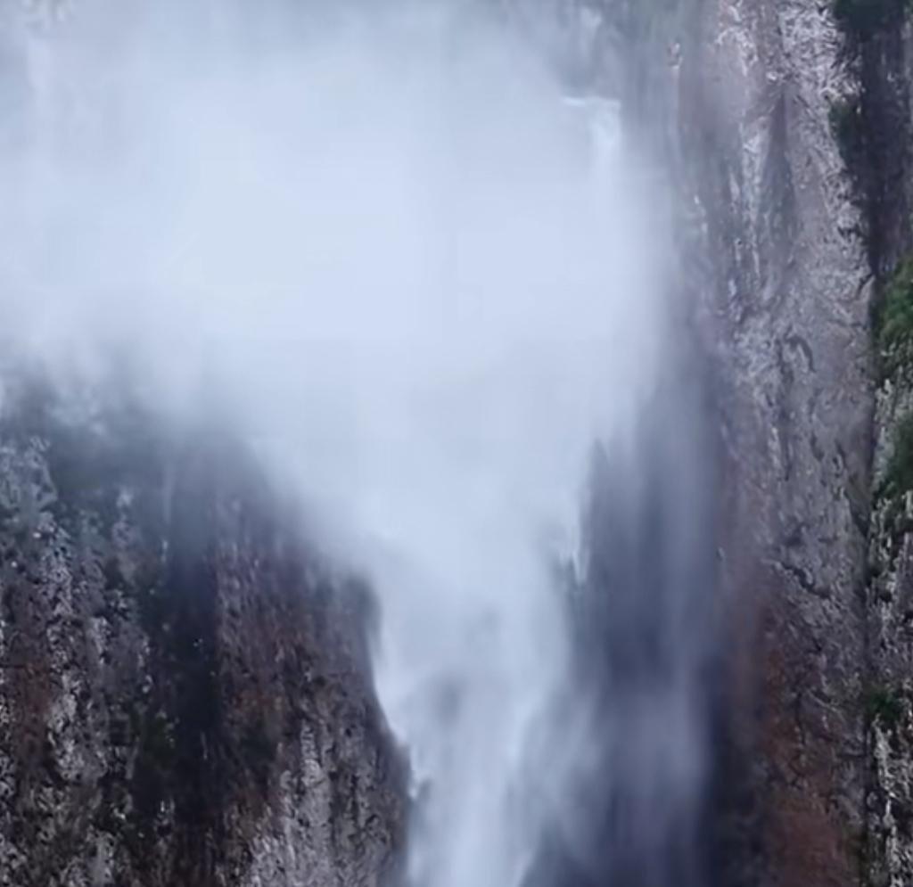 你敢信吗？平时顺着山崖往下砸的大龙湫瀑布，这次居然被台风直接吹得往天上跑，白练被