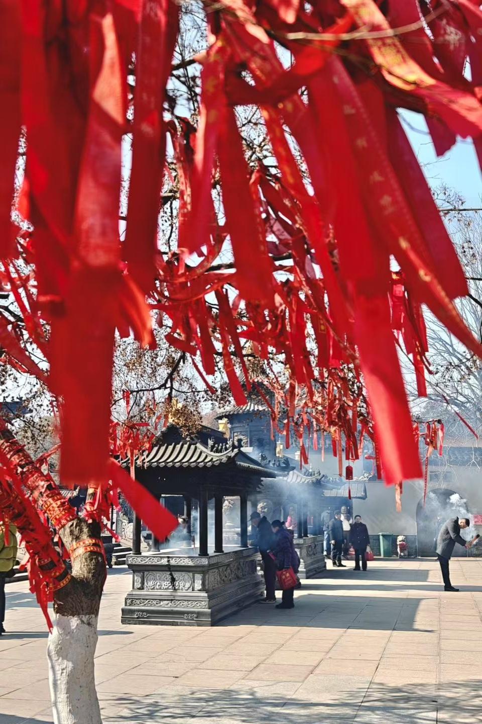 2. 一树红绸藏期许，袅袅青烟寄安康，岁岁常顺遂，万事皆从容。
3. 把心愿系在