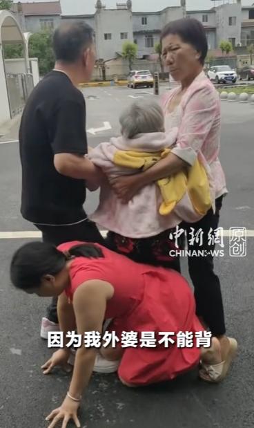这事儿真的太好哭了！85 岁的外婆在路边等车，站着站着就撑不住了，外孙女直接往地