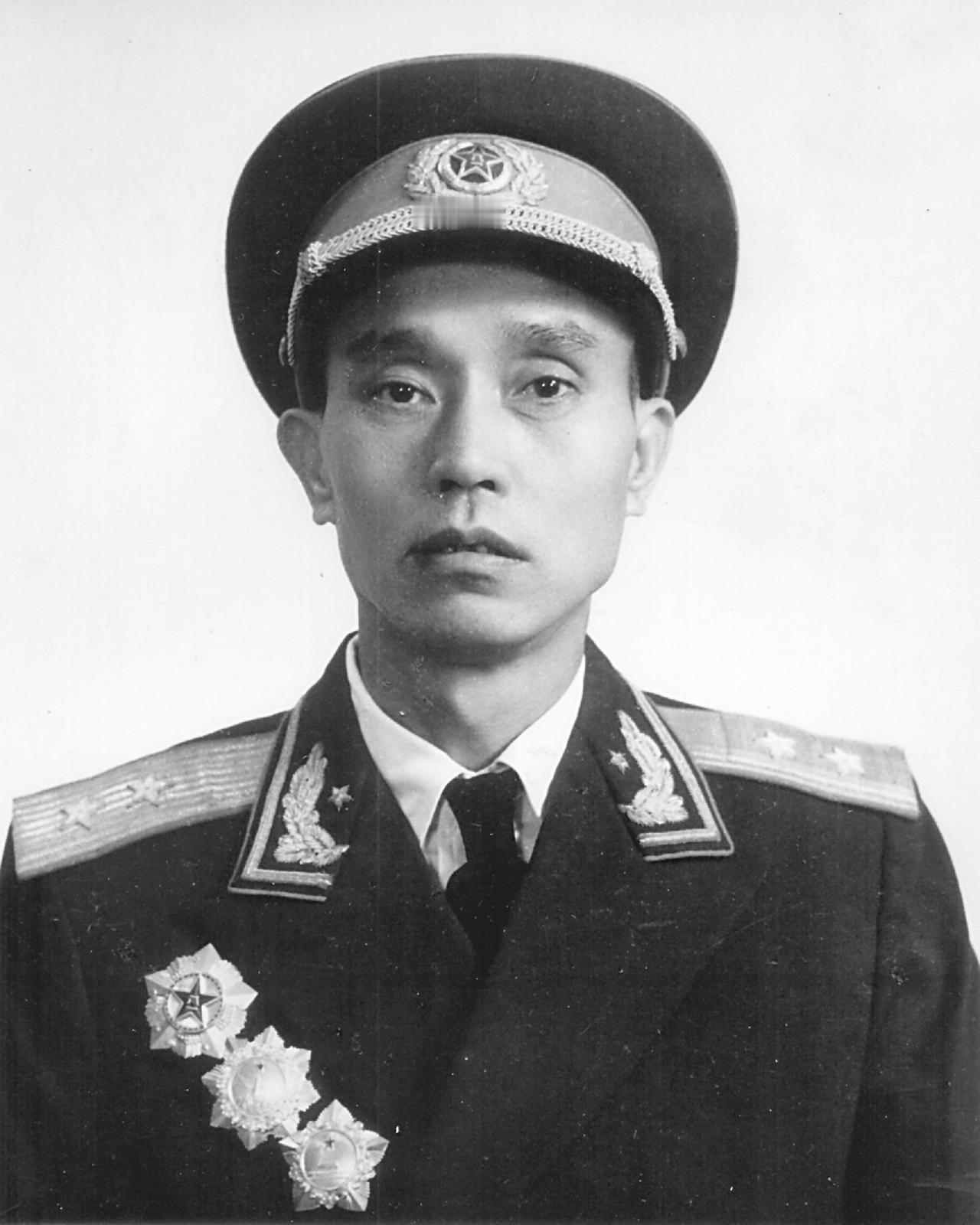 1947年，30岁的周志坚，迎娶19岁的女护士，谁知新婚当夜，周志坚却莫名失踪，