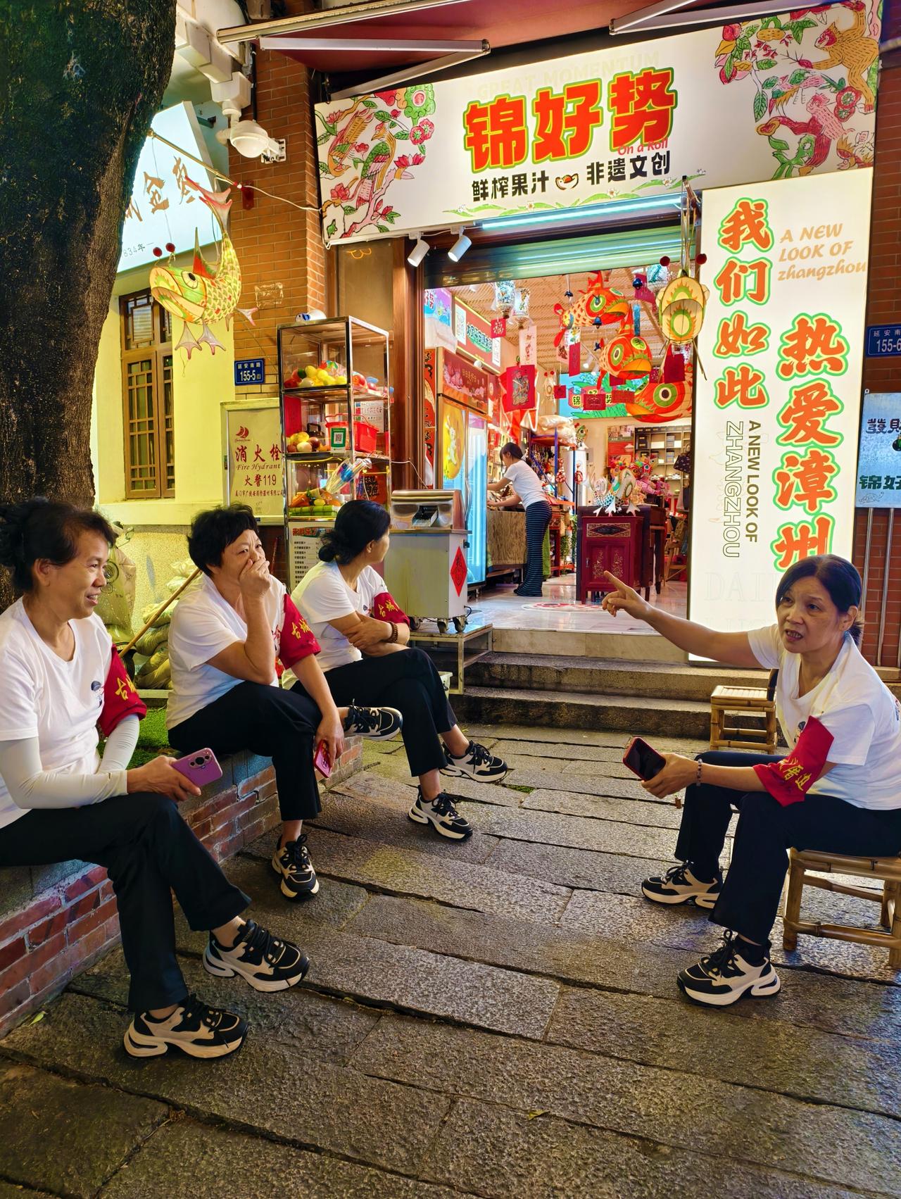 手机照片：漳州。当地居民组成“古城厝边”志愿服务队，共808人，深度参与古城文明