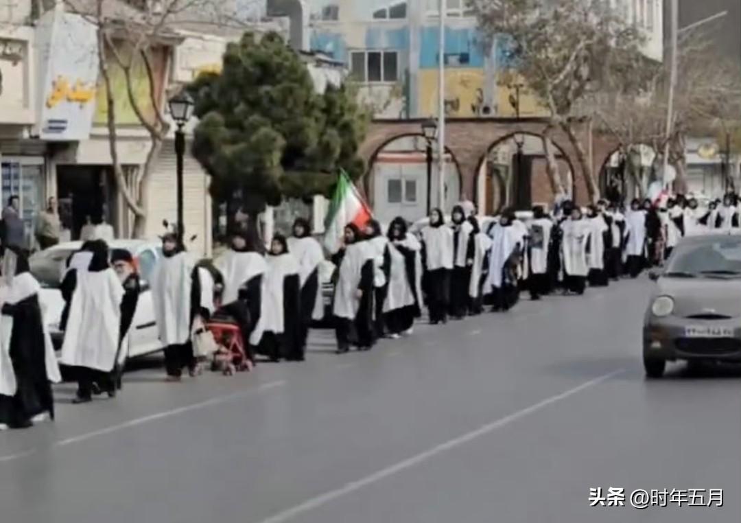 特朗普彻底搞砸了。

伊朗人“穿着自己的丧服”，意味着他们准备在战争中牺牲。
