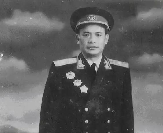 1946年3月，黑龙江军区司令员叶长庚在庆安县城为投诚的2000名土匪设宴接风。