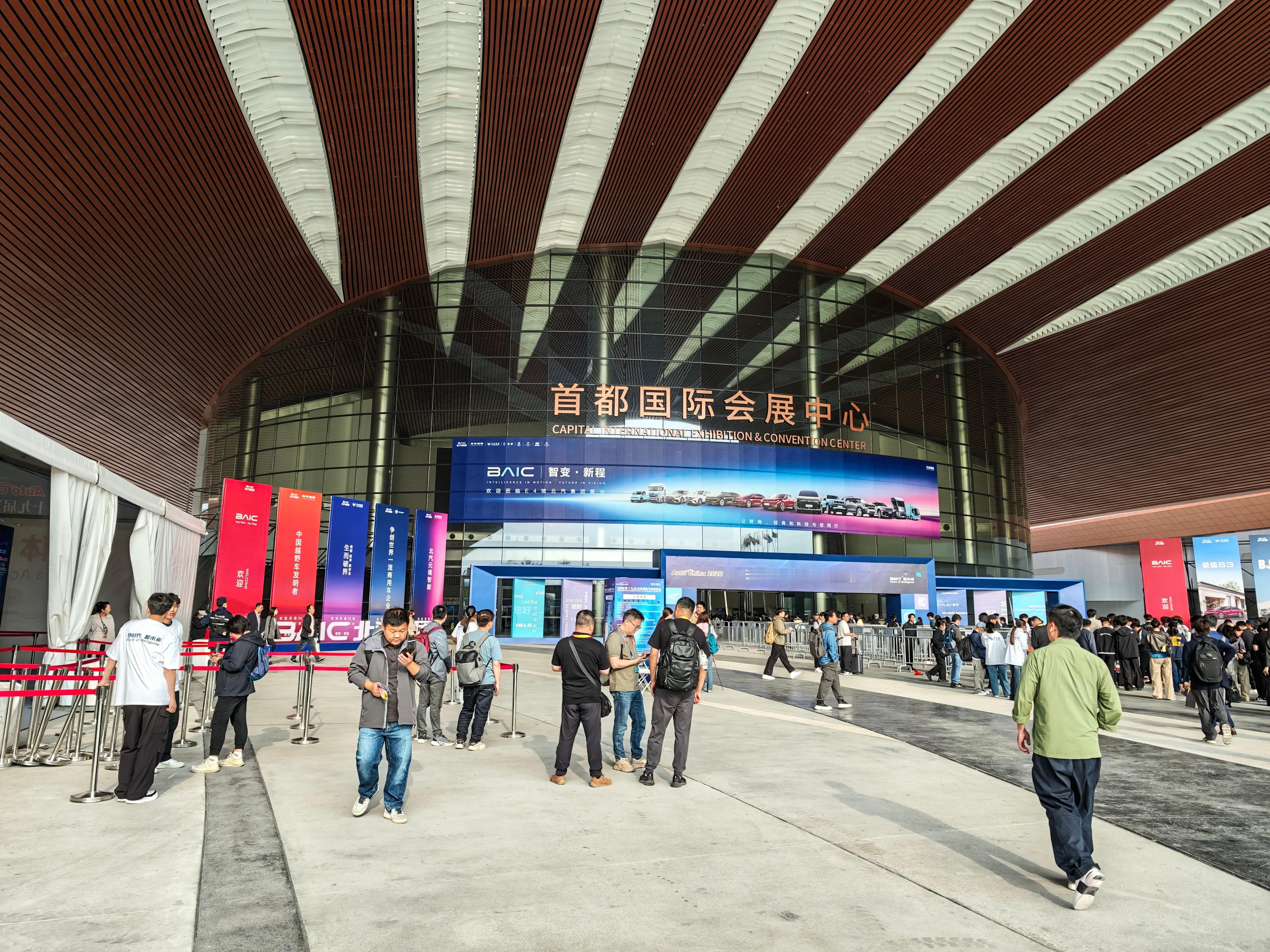 家人们到北京车展门口了！今年媒体还送个徽章嘞