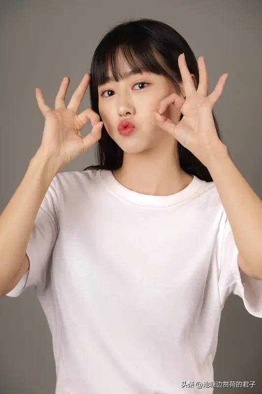 00后小花的演技参差不齐。像张子枫，在《唐人街探案》结尾那邪魅一笑，直接把惊悚氛