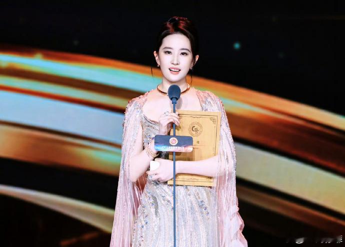 刘亦菲的魅力不止于美貌，人格魅力更动人。玫瑰故事售后四部曲超赞，似展平行人生，引