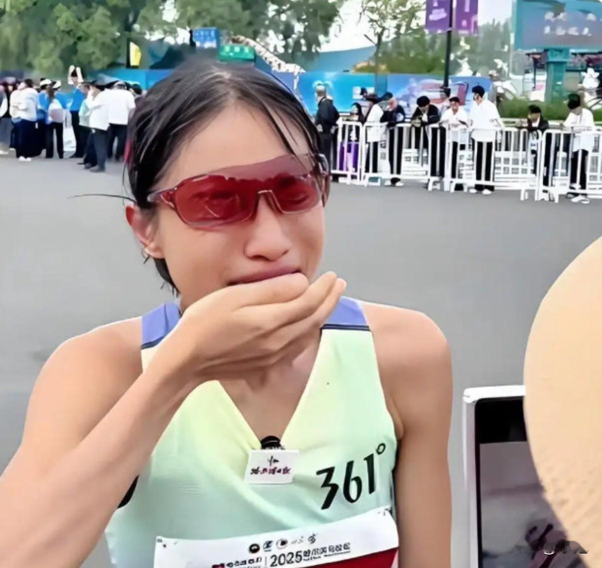 我觉得最伤的是品牌解约。马拉松跑得再好，商业价值现在基本归零。以后还有哪个品牌敢