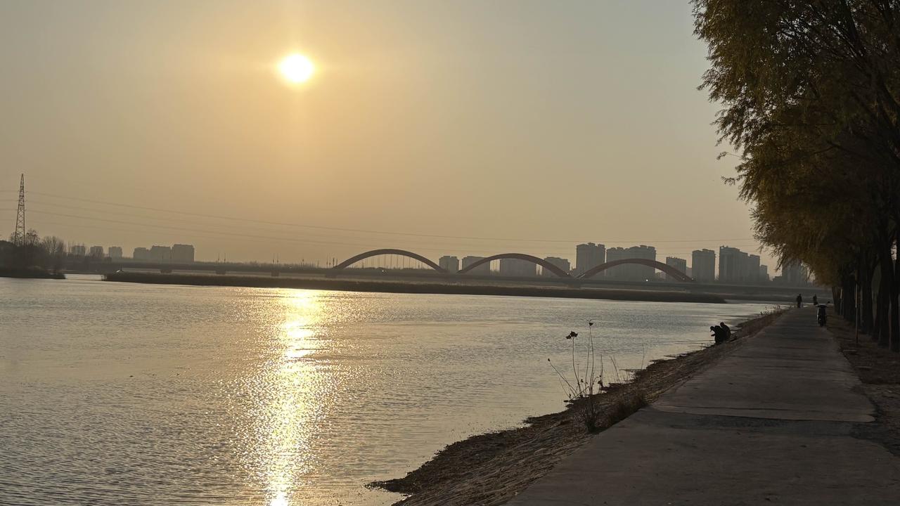 秋天匆匆而过，留一抹残阳，印在北方苍茫的岁月里，为通辽的冬，拉开了序幕。

冬天