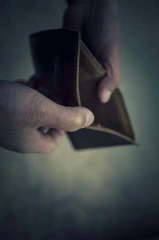 家里长辈给晚辈压岁钱也是传统，看着孩子们期待的眼神，要是兜里没钱，给得少了，自己