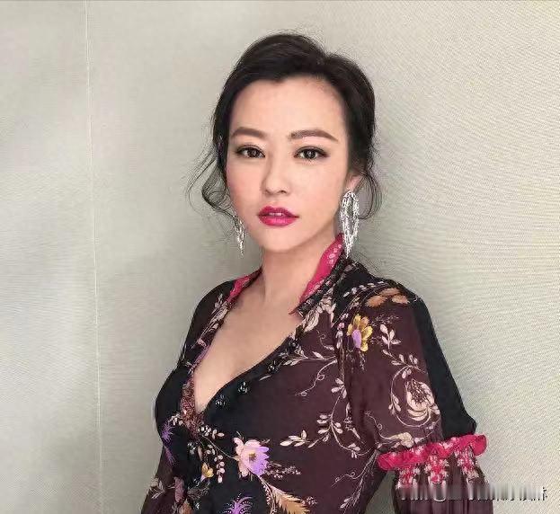 #郝蕾表演课300一节#
对于学艺术的人来说，300块一节课其实也不贵吧，很多钢